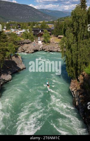 LOM, Norwegen, 25. Juni 2023: Seilrutsche für Nervenkitzel über dem tosenden Wasser des Flusses Bovra im Zentrum von Lom an einem Sommernachmittag. Stockfoto