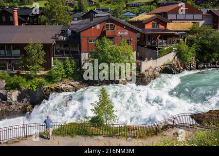 LOM, Norwegen, 25. Juni 2023: Seilrutsche für Nervenkitzel über dem tosenden Wasser des Flusses Bovra im Zentrum von Lom an einem Sommernachmittag. Stockfoto