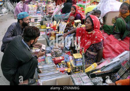 Am Vorabend des Hindu Festivals Diwali, auf dem Tower Market in Hyderabad am Samstag, den 11. November 2023, sind Menschen aus der Hindu Community damit beschäftigt, Feuerwerksobjekte zu kaufen. Stockfoto