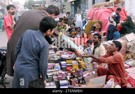 Am Vorabend des Hindu Festivals Diwali, auf dem Tower Market in Hyderabad am Samstag, den 11. November 2023, sind Menschen aus der Hindu Community damit beschäftigt, Feuerwerksobjekte zu kaufen. Stockfoto