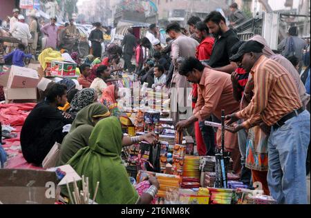 Am Vorabend des Hindu Festivals Diwali, auf dem Tower Market in Hyderabad am Samstag, den 11. November 2023, sind Menschen aus der Hindu Community damit beschäftigt, Feuerwerksobjekte zu kaufen. Stockfoto