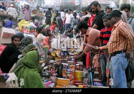 Am Vorabend des Hindu Festivals Diwali, auf dem Tower Market in Hyderabad am Samstag, den 11. November 2023, sind Menschen aus der Hindu Community damit beschäftigt, Feuerwerksobjekte zu kaufen. Stockfoto