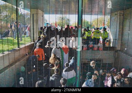 Aus Marmorbogenröhre auftauchende Menschenmenge; Szenen aus der Massendemonstration gegen den Krieg pro Waffenstillstand im Zentrum londons, die einen Waffenstillstand in palästina israel gaza am 11. november 2023 forderte Stockfoto