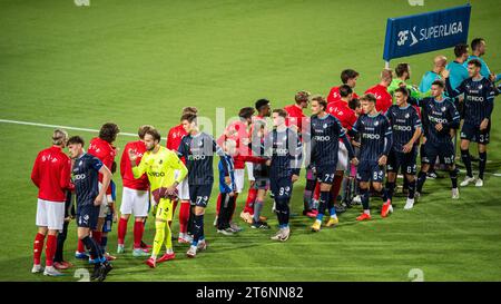 Silkeborg, Dänemark. November 2023. Die Spieler der beiden Teams begrüßen sich vor dem 3F Superliga-Spiel zwischen Silkeborg IF und Randers FC im Jysk Park in Silkeborg. (Foto: Gonzales Foto - Morten Kjaer). Stockfoto