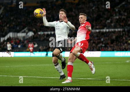 James Collins von Derby County (links) und Jack Shepherd von Barnsley kämpfen um den Ball während des Spiels der Sky Bet League One in Pride Park, Derby. Bilddatum: Samstag, 11. November 2023. Stockfoto