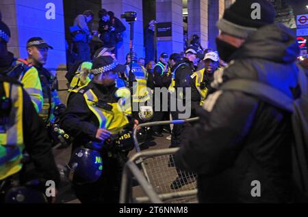 Auf dem Parlamentsplatz in London stoßen Gegenprotestierende auf die Polizei, während eines pro-palästinensischen protestmarsches, der vom Hyde Park zur US-Botschaft in Vauxhall stattfindet. Bilddatum: Samstag, 11. November 2023. Stockfoto