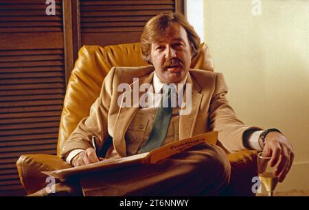 Persönlichkeit. George Negus. Australischer Journalist und Fernsehmoderator. (Geb. 13. März 1942). Foto 1983. Holding-Dokument mit dem Titel "Euthenasia". Stockfoto