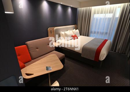 Das Schlafzimmer eines Holiday Inn Express in Großbritannien. Stockfoto