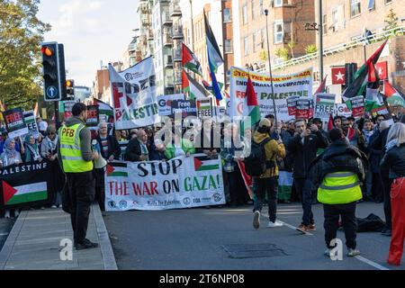 London Großbritannien 11. November 2023 große ProPalestine-Kundgebung im Zentrum Londons, während einer engen Polizeioperation. London UK Credit Ian DavidsonAlamy Live News Stockfoto