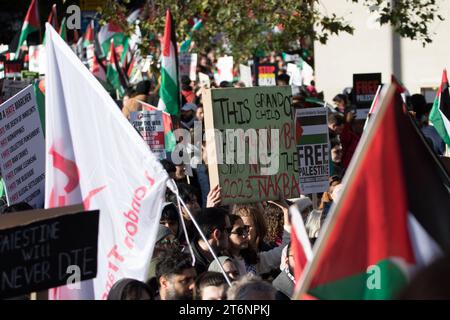 Westminster, London, Großbritannien. November 2023. Verschiedene pro-palästinensische Gruppen marschieren durch Zentral-London, um Palästina und diejenigen in Gaza zu unterstützen, die vom anhaltenden militärischen Konflikt zwischen den israelischen Verteidigungskräften und der Hamas betroffen sind. Der marsch findet trotz vieler Kritik statt, da die Organisatoren beschlossen haben, ihn am Waffenstillstandstag fortzusetzen, wenn das Vereinigte Königreich sich mit einer zweiminütigen Schweigeminute an seinen eigenen Kriegstoten erinnert. . Quelle: Newspics UK London/Alamy Live News Stockfoto
