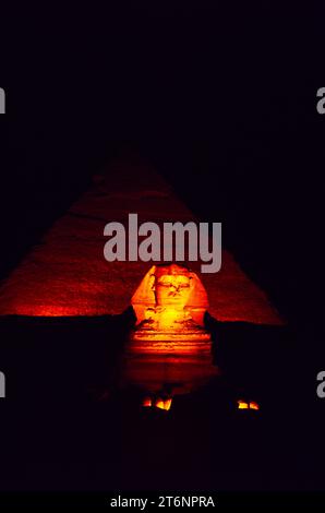 Ägypten. Gizeh. Die große Sphinx wurde nachts mit der Pyramide von Khafre beleuchtet. Stockfoto
