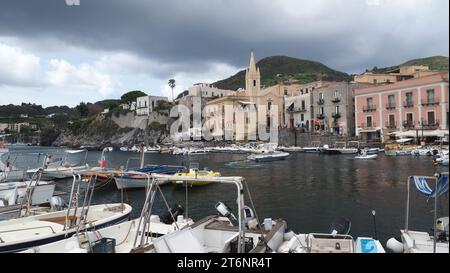 Hafen von Lipari, Sizilien Italien - die Boote liegen im Hafen vor. In der Mitte befindet sich die Kirche der Seelen des Fegefeuer Stockfoto