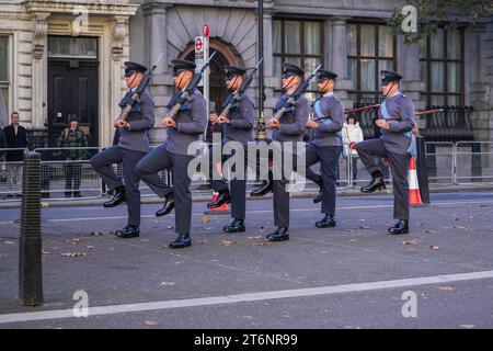 London, Großbritannien. 11. November 2023. Mitglieder der Royal Air Force marschieren am Tag des Waffenstillstands in Whitehall. Eine große Anzahl von Polizeibeamten ist im Dienst, fast 2.000 sind aus Sicherheitsgründen entsandt, als Mitglieder der rechtsextremen DFLA Democratic Football Lads Alliance am selben Tag, an dem ein marsch von pro-palästinensischen Demonstranten stattfindet, nach London absteigen. Quelle: amer Gazzal/Alamy Live News Stockfoto