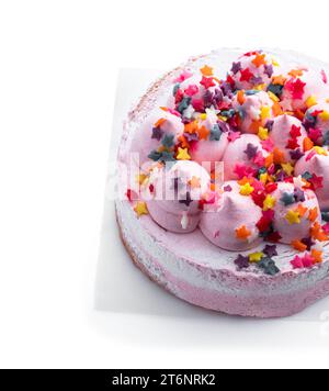 Pinker Schwammkuchen dekoriert mit kleinen Meringue auf der Oberseite isoliert auf weiß Stockfoto