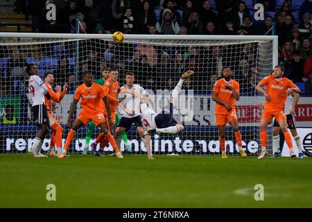 Jón Daði Böðvarsson #9 von Bolton Wanderers Toys ein akrobatischer Kick während des Spiels der Sky Bet League 1 Bolton Wanderers gegen Blackpool am 11. November 2023 in Bolton, Vereinigtes Königreich (Foto: Steve Flynn/News Images) am 11. November 2023 in Bolton, Vereinigtes Königreich. (Foto: Steve Flynn/News Images/SIPA USA) Stockfoto