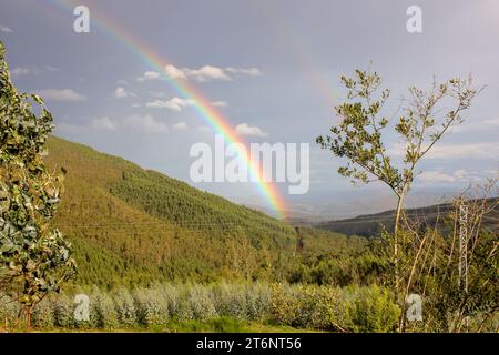 regenbogen zwischen zwei Bergen in Galicien, Spanien Stockfoto