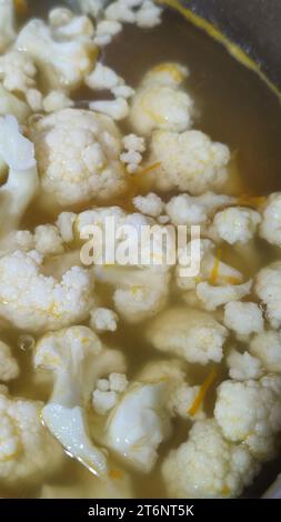 Blumenkohl in einem Topf gekocht, Suppe Mittagessen Gemüse Stockfoto