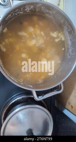 Blumenkohl in einem Topf gekocht, Suppe Mittagessen Gemüse Stockfoto