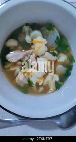 Hühnerblumenkohlsuppe, Essen vegetarisches Gemüse Mittagessen Stockfoto