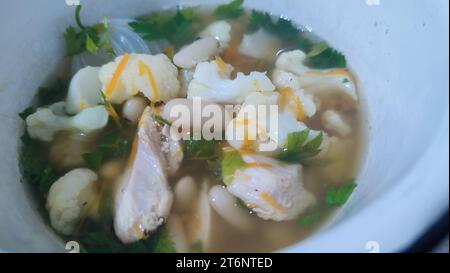 Hühnerblumenkohlsuppe, Essen vegetarisches Gemüse Mittagessen Stockfoto