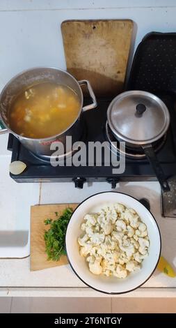 Blumenkohl in einem Topf gekocht, Suppe Mittagessen Gemüse Stockfoto