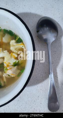 Hühnerblumenkohlsuppe, Essen vegetarisches Gemüse Mittagessen Stockfoto