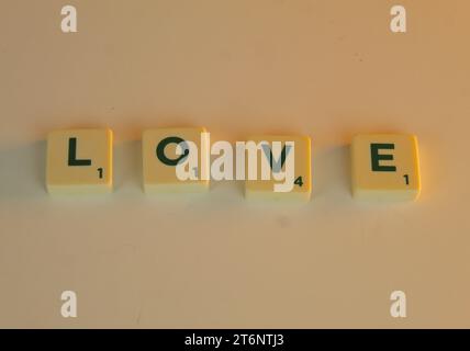 Ein Foto des Wortes "Liebe", das auf Scrabble-Fliesen steht. Stockfoto