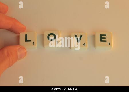 Ein Foto des Wortes "Liebe", das auf Scrabble-Fliesen steht. Stockfoto