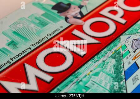 Ein Foto vom Monopoly-Brettspiel-Logo und -Box. Stockfoto