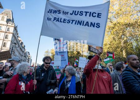 Protest gegen die Bombardierung von Gaza. Ein großes Banner mit "Juden für Gerechtigkeit für Palästinenser". November 2023 Stockfoto