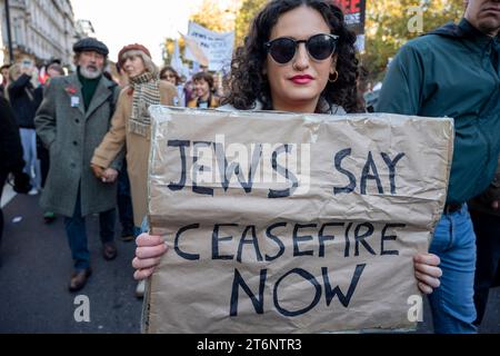 Demonstration gegen die Bombardierung von Gaza. Eine junge Frau mit einem Plakat: "Juden sagen Waffenstillstand jetzt". London. November 2023 Stockfoto