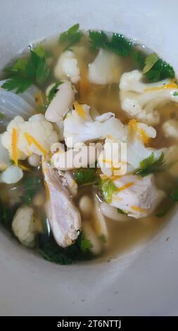 Hühnerblumenkohlsuppe, Essen vegetarisches Gemüse Mittagessen Stockfoto