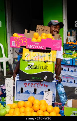 Port Louis, Mauritius - 25. Oktober 2023: Porter oder Träger mit Kartoffelsäcken auf dem Central Market Stockfoto