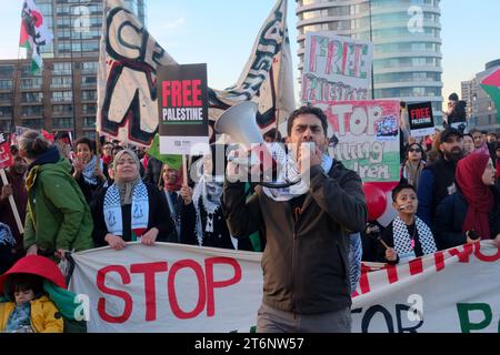 Vauxhall Bridge, London, Großbritannien. November 2023. Der Marsch nach Palästina durch das Zentrum Londons an der Vauxhall Bridge. Quelle: Matthew Chattle/Alamy Live News Stockfoto