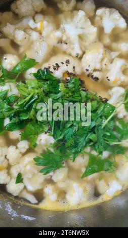 Hühnerblumenkohlsuppe, Essen vegetarisches Gemüse Mittagessen Stockfoto