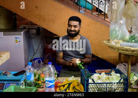 Port Louis, Mauritius - 25. Oktober 2023: Man bereitet Bouquet Garni auf dem Central Market vor und verkauft ihn. Stockfoto