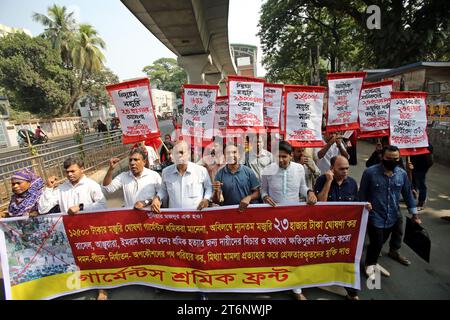 Bekleidungsarbeiter und Aktivisten protestieren am 10. November 2023 in Dhaka. Bangladeschs Premierminister Scheich Hasina hat weitere Gehaltserhöhungen abgelehnt Stockfoto