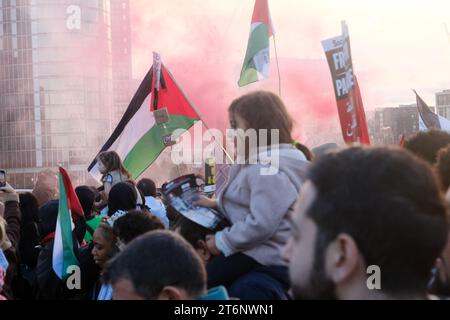 Vauxhall Bridge, London, Großbritannien. November 2023. Der Marsch nach Palästina durch das Zentrum Londons an der Vauxhall Bridge. Quelle: Matthew Chattle/Alamy Live News Stockfoto
