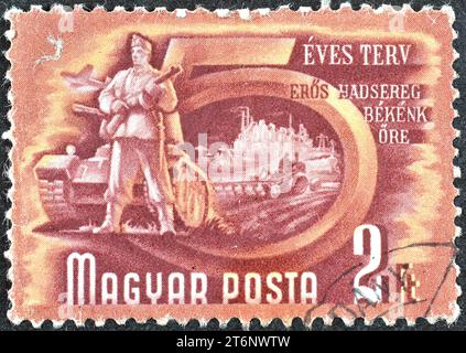 Gestempelte Briefmarke, gedruckt von Ungarn, die die Armee zeigt, Fünfjahresplan, um 1950. Stockfoto
