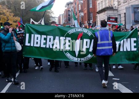 Vauxhall Bridge, London, Großbritannien. November 2023. Der Marsch nach Palästina durch das Zentrum Londons an der Vauxhall Bridge. Quelle: Matthew Chattle/Alamy Live News Stockfoto