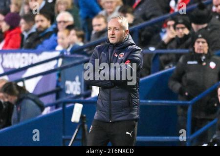 11. November 2023; Toughsheet Community Stadium, Bolton, Greater Manchester, England; League One Football, Bolton Wanderers gegen Blackpool; Blackpool Manager Neil Critchley beobachtet das Spiel Stockfoto