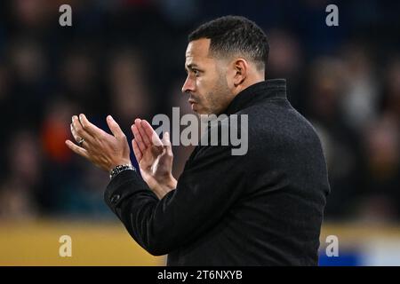 Liam Rosenior Manager von Hull City applaudiert seiner Seite während des Sky Bet Championship Matches Hull City gegen Huddersfield Town im MKM Stadium, Hull, Großbritannien, 11. November 2023 (Foto: Craig Thomas/News Images) in , am 11.11.2023. (Foto: Craig Thomas/News Images/SIPA USA) Stockfoto