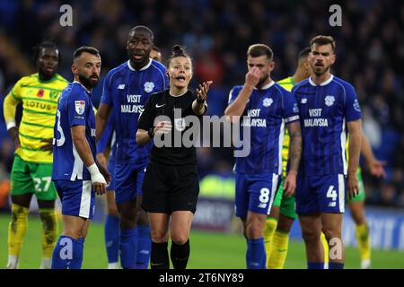 Schiedsrichter Rebecca Welch sieht zu. EFL Skybet Championship Match, Cardiff City gegen Norwich City im Cardiff City Stadium in Cardiff, Wales am Samstag, 11. November 2023. Dieses Bild darf nur für redaktionelle Zwecke verwendet werden. Nur redaktionelle Verwendung, Bild von Andrew Orchard/Andrew Orchard Sportfotografie/Alamy Live News Stockfoto