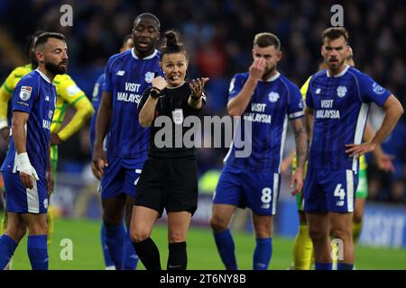 Schiedsrichter Rebecca Welch sieht zu. EFL Skybet Championship Match, Cardiff City gegen Norwich City im Cardiff City Stadium in Cardiff, Wales am Samstag, 11. November 2023. Dieses Bild darf nur für redaktionelle Zwecke verwendet werden. Nur redaktionelle Verwendung, Bild von Andrew Orchard/Andrew Orchard Sportfotografie/Alamy Live News Stockfoto