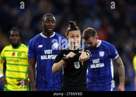 Schiedsrichter Rebecca Welch sieht zu. EFL Skybet Championship Match, Cardiff City gegen Norwich City im Cardiff City Stadium in Cardiff, Wales am Samstag, 11. November 2023. Dieses Bild darf nur für redaktionelle Zwecke verwendet werden. Nur redaktionelle Verwendung, Bild von Andrew Orchard/Andrew Orchard Sportfotografie/Alamy Live News Stockfoto