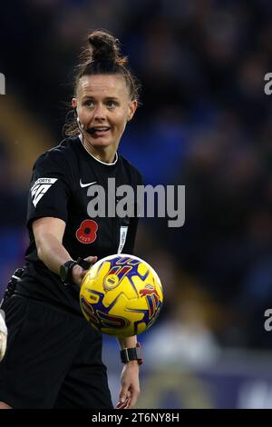 Schiedsrichter Rebecca Welch sieht zu. EFL Skybet Championship Match, Cardiff City gegen Norwich City im Cardiff City Stadium in Cardiff, Wales am Samstag, 11. November 2023. Dieses Bild darf nur für redaktionelle Zwecke verwendet werden. Nur redaktionelle Verwendung, Bild von Andrew Orchard/Andrew Orchard Sportfotografie/Alamy Live News Stockfoto