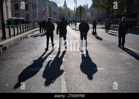 Die Öffentlichkeit steht für das zweiminütige Schweigen um elf Uhr in Whitehall, während die pro-palästinensischen Märsche durch die Londoner Innenstadt marschieren, die kontrovers mit dem jährlichen Waffenstillstandstag am 11. November 2023 zusammenfallen. Inmitten von Spannungen zwischen den widerspendenden Gemeinschaften und am Tag der nationalen Trauer um die Kriegstoten Großbritanniens, der Polizeikommissar Sir Mark Rowley hat sich mit Innenministerin Suella Braverman und Premierminister Rishi Sunak zusammengefunden, die sich gefragt haben, ob der marsch gegen die israelischen Angriffe auf Gaza wegen möglicher öffentlicher Unruhen fortgesetzt werden sollte. 300.000 000 nahmen den agr Stockfoto