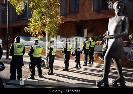 MET-Polizeibeamte trennen die Rechtsextremen von propalästinensischen Demonstranten, die durch das Zentrum Londons marschieren, was kontrovers mit dem jährlichen Waffenstillstandstag am 11. November 2023 zusammenfiel. Inmitten von Spannungen zwischen den widerspendenden Gemeinschaften und am Tag der nationalen Trauer um die Kriegstoten Großbritanniens, der Polizeikommissar Sir Mark Rowley hat sich mit Innenministerin Suella Braverman und Premierminister Rishi Sunak zusammengefunden, die sich gefragt haben, ob der marsch gegen die israelischen Angriffe auf Gaza wegen möglicher öffentlicher Unruhen fortgesetzt werden sollte. 300.000 000 nahmen den vereinbarten Weg, den die Prote einnahm Stockfoto