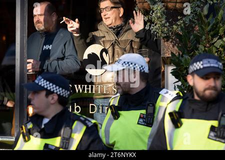 Treffen Sie Polizisten, die die extreme Rechte von pro-palästinensischen Demonstranten im Swan Pub in Pimlico von Demonstranten trennen, die durch das Zentrum Londons marschieren, was kontrovers mit dem jährlichen Waffenstillstandstag am 11. November 2023 zusammenfiel. Inmitten von Spannungen zwischen den widerspendenden Gemeinschaften und am Tag der nationalen Trauer um die Kriegstoten Großbritanniens, der Polizeikommissar Sir Mark Rowley hat sich mit Innenministerin Suella Braverman und Premierminister Rishi Sunak zusammengefunden, die sich gefragt haben, ob der marsch gegen die israelischen Angriffe auf Gaza wegen möglicher öffentlicher Unruhen fortgesetzt werden sollte. 300.000 Stockfoto