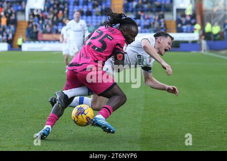 Regan Hendry von Tranmere Rovers wird von Fankaty Dabo von Forest Green Rovers (25) befallen. EFL Skybet Football League Two Match, Tranmere Rovers gegen Forest Green Rovers im Prenton Park, Birkenhead, Wirral am Samstag, den 11. November 2023. Dieses Bild darf nur für redaktionelle Zwecke verwendet werden. Nur redaktionelle Verwendung, .PIC von Chris Stading/Andrew Orchard Sportfotografie/Alamy Live News Stockfoto